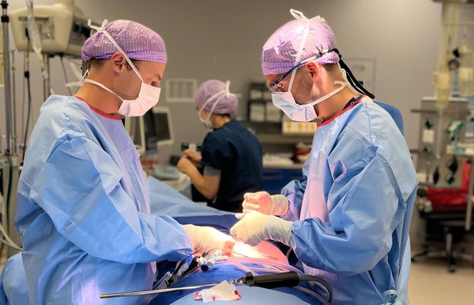 Twee specialisten staan aan de operatietafel