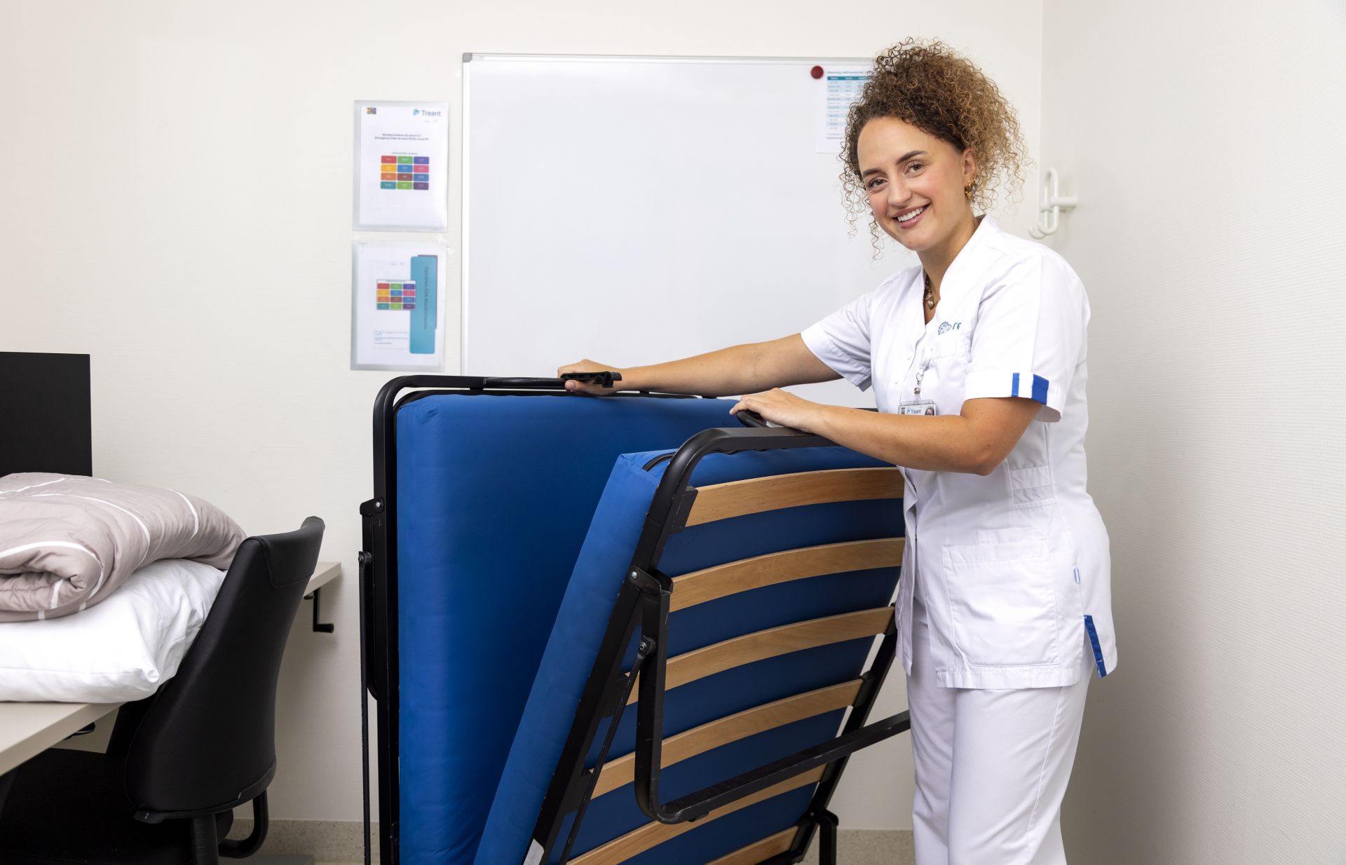 Verpleegkundige Iris Kramer staat op de foto met de stretcher