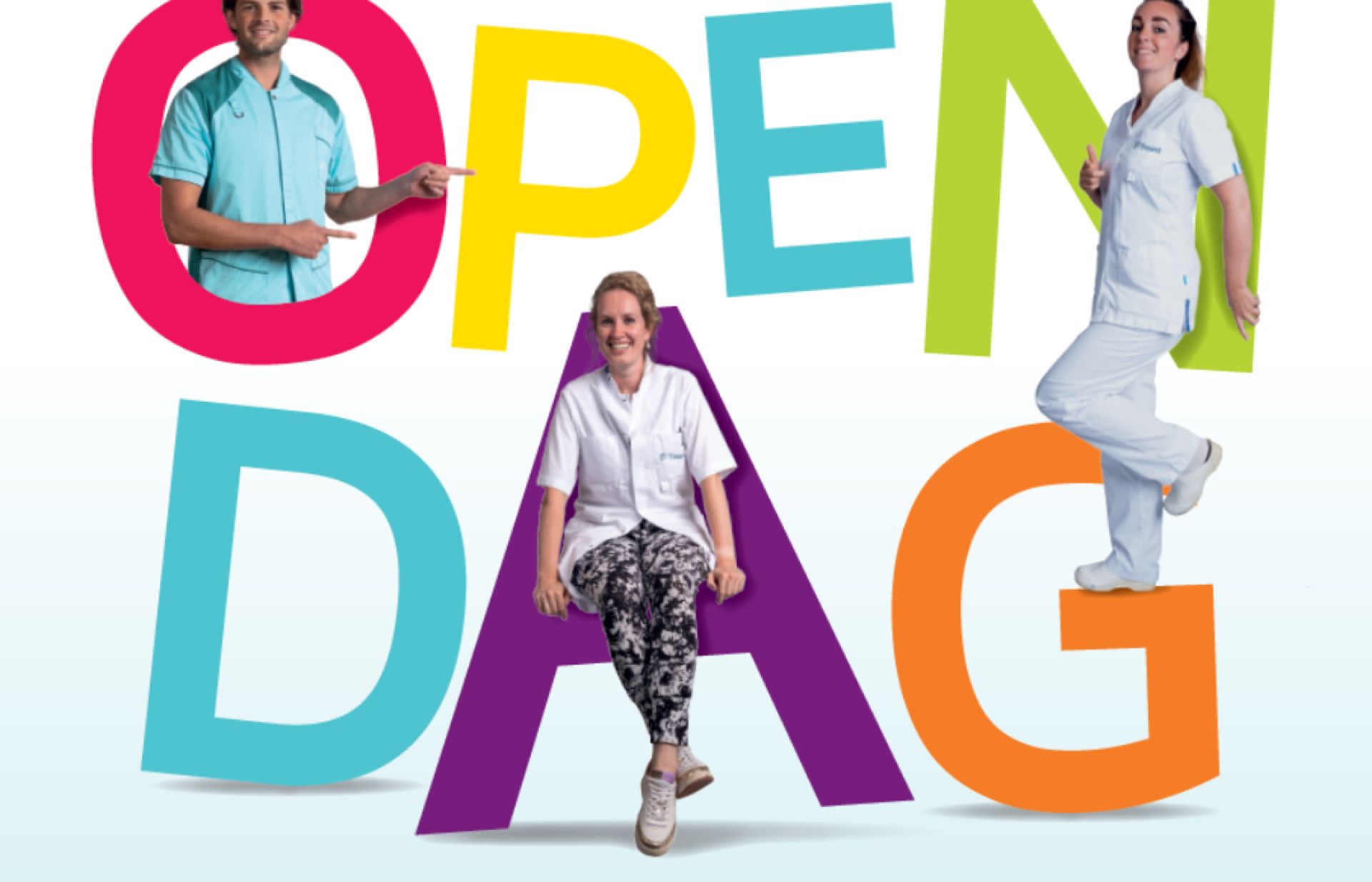 Zorgprofessionals poseren bij kleurrijke letters 'Open Dag'.