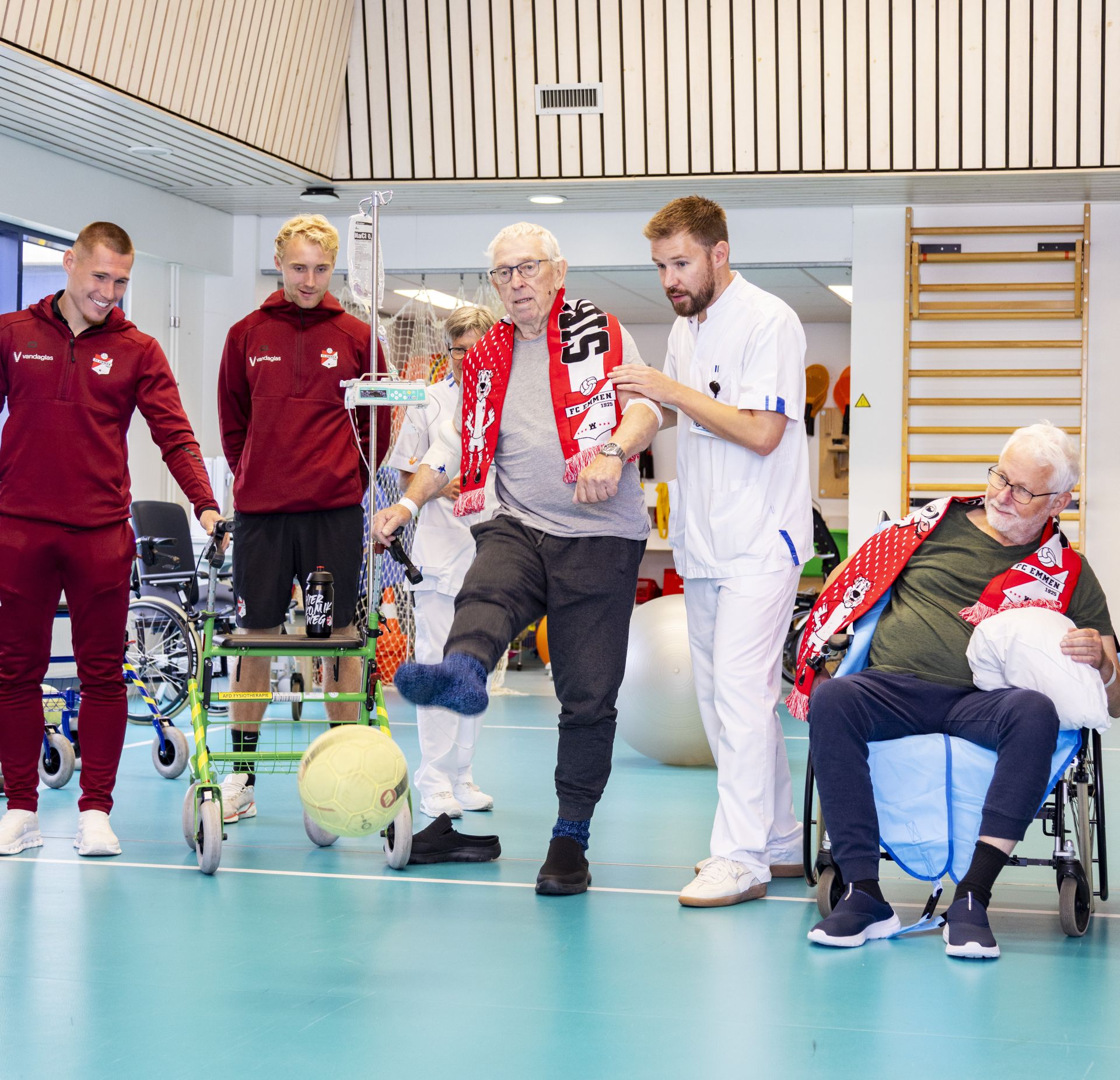 FC Emmen bezoekt patiënten van de fysiotherapie