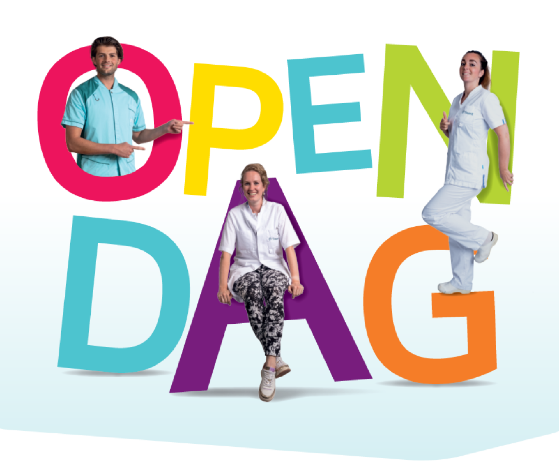 Zorgprofessionals poseren bij kleurrijke letters 'Open Dag'.