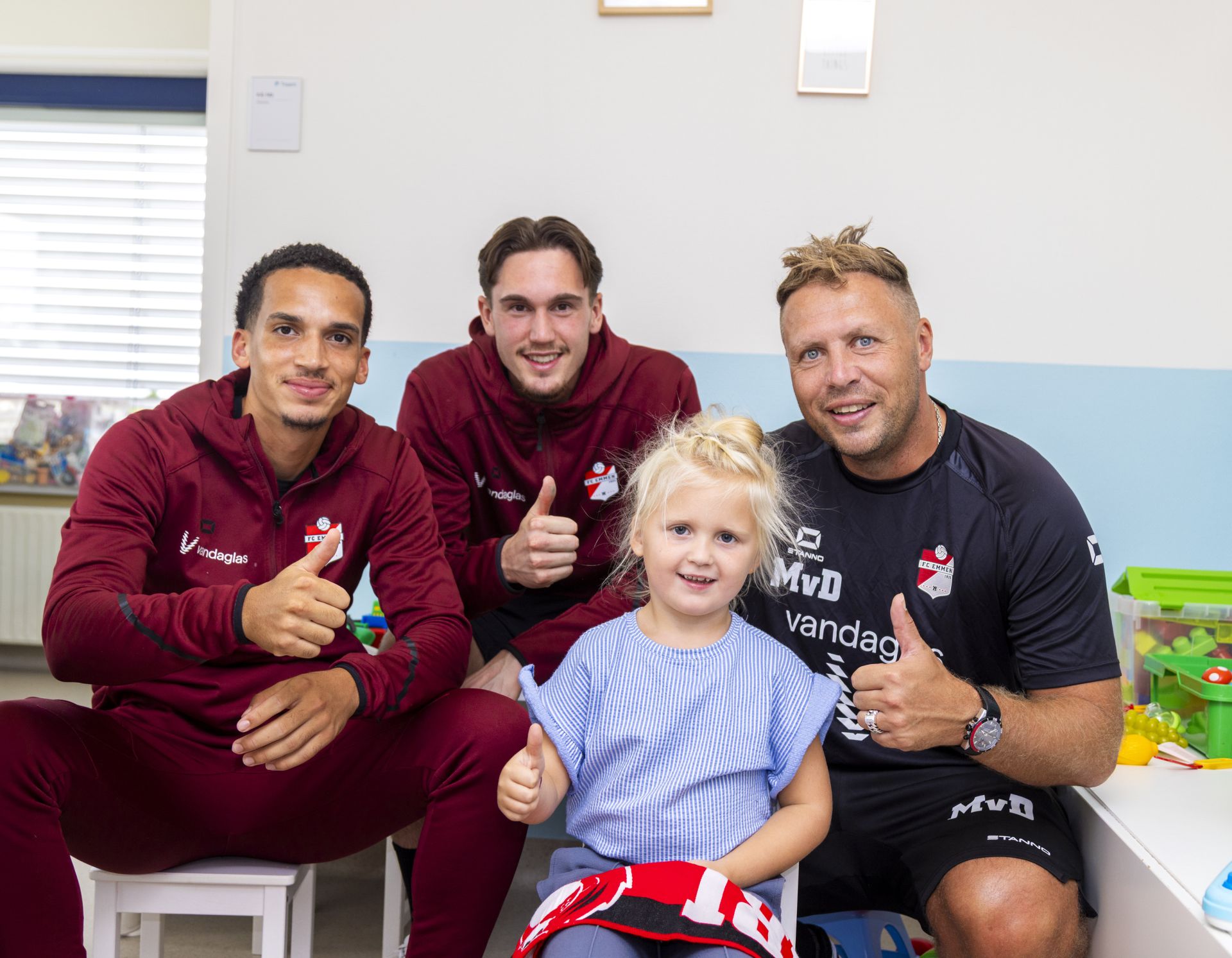 FC Emmen bezoekt een patiëntje op de kinderafdeling 